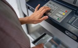 ATM’ye kartı takmadan önce bunu yapmayan risk alıyor: Uzmanlardan kritik uyarı