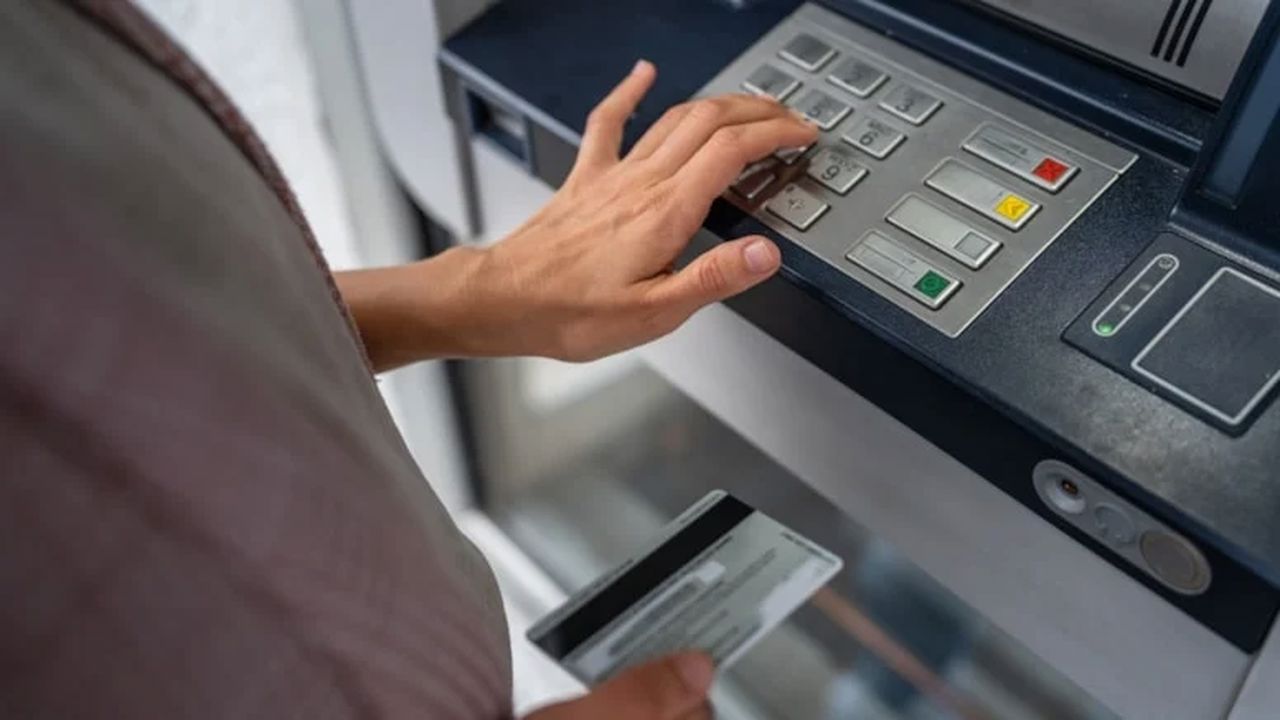 ATM’ye kartı takmadan önce bunu yapmayan risk alıyor: Uzmanlardan kritik uyarı
